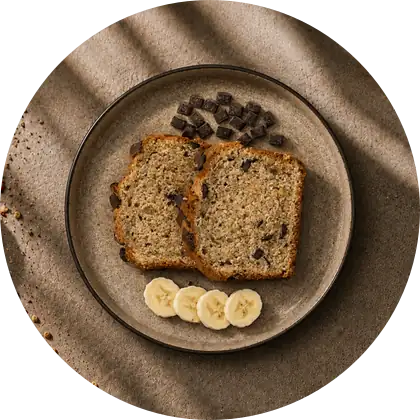 Bananenbrot — Zwei Scheiben mit Zartbitterschokolade, im Haus gebacken.