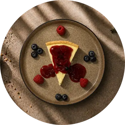 Cheesecake — Cremig, mild süß, kalt serviert.