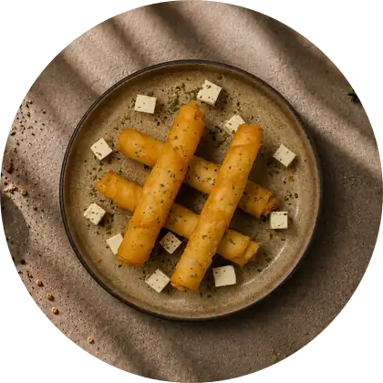 Crispy Cheese Rolls — Vier frittierte Rollen, Hirtenkäse und Petersilie.