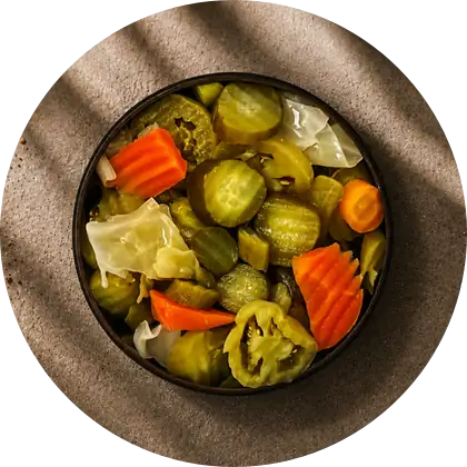 Fermento — Kohl, Gurke, Karotte, Paprika in Salzlake. Sauer, als Gegengewicht.