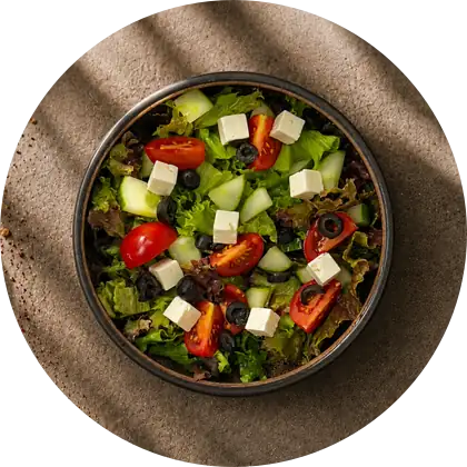 Griechischer Salat — Lollo Bionda, Kirschtomate, Gurke, Hirtenkäse, Oliven.