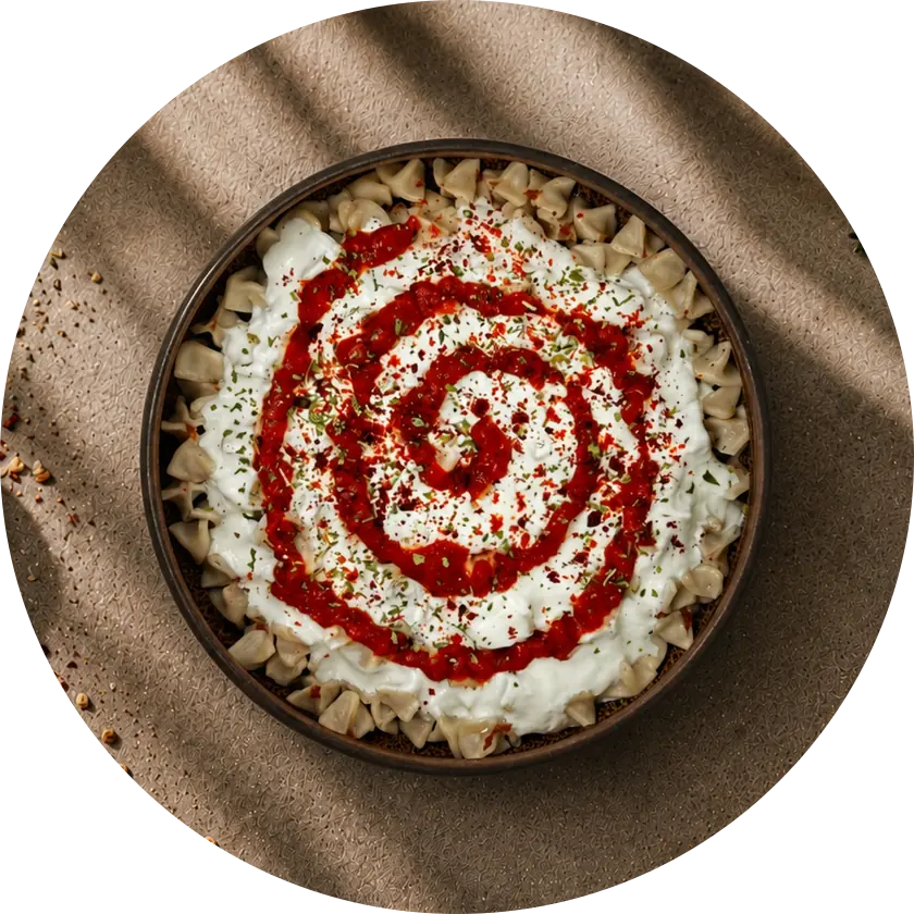 The Original — kleine Teigtaschen mit Joghurt und Tomatensauce, von oben