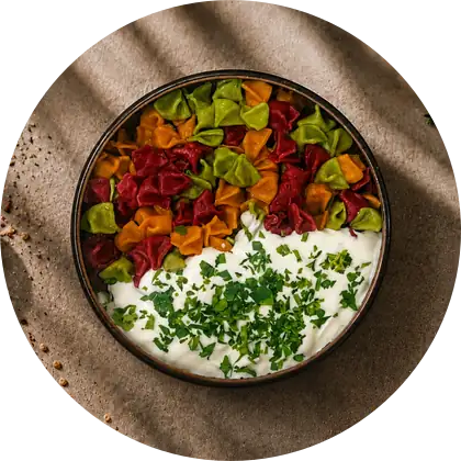 Nature's Palette — Kartoffelfüllung, Teig in drei Farben. Rote Bete, Karotte mit Tomatensaft und Kurkuma, Spinat.