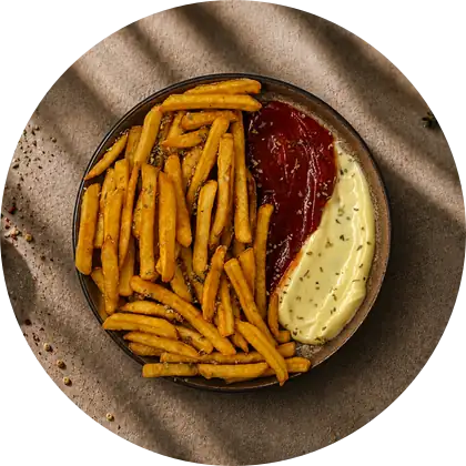 Pommes frites — Pommes. Ketchup und Mayonnaise separat verpackt — die Mayonnaise ist nicht vegan.