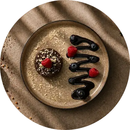 Schoko-Soufflé — Warm, flüssiger Kern, Schokosauce und Walnüsse.