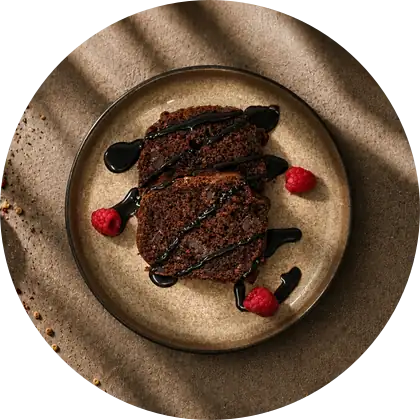 Schokokuchen — Zwei Scheiben, dicht und dunkel. Ohne Sauce.