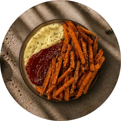 Süßkartoffel-Pommes — Süßkartoffel statt Kartoffel, süßer und dunkler frittiert. Mayonnaise nicht vegan.
